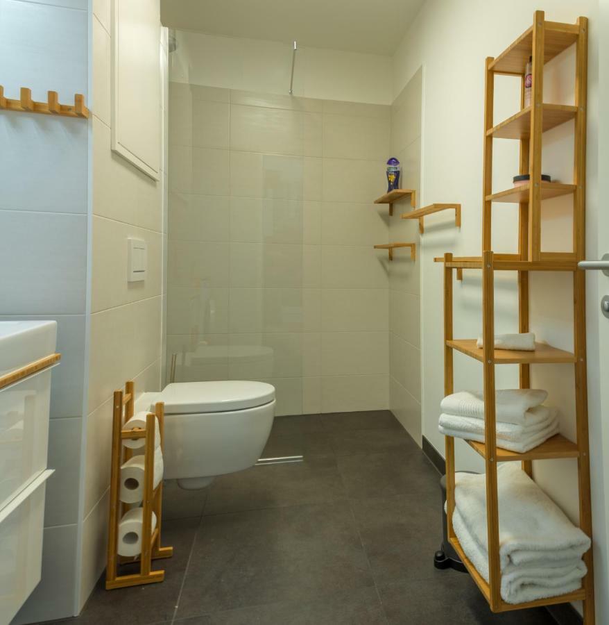 Yellow Flower Apartment With Pool - 5 Min To Lake Vienna Exterior photo